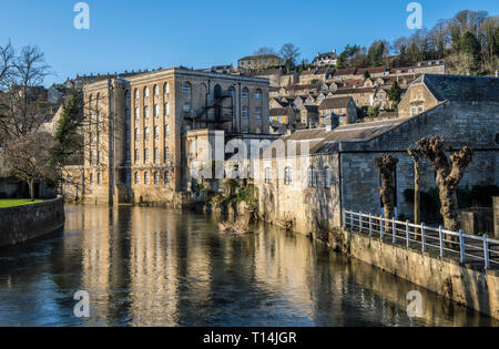 Le vieux moulin, appartements, maintenant sur le côté de la rivière Avon à Bradford on Avon à West Wiltshire. Bradford on Avon s'est enrichie de la laine du commerce. Banque D'Images