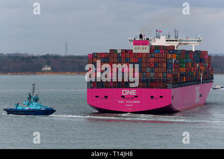 Navire, un récipient,, Colombie-Britannique, Panama, le Solent, la position,pour, Southampton, Terminal à conteneurs, Cowes, île de Wight, Hampshire, England, UK, Banque D'Images