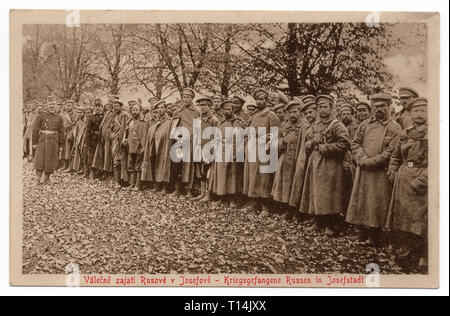 Prisonniers de guerre russes dans le camp de prisonniers de guerre austro-hongrois (aujourd'hui près de Josefov Josefstadt Jaroměř en Bohême centrale, République tchèque) au cours de la Première Guerre mondiale, représentée dans l'éditée par l'éditeur local Jindřich Kratochvíl en 1918. Avec la permission de l'Azoor Collection Carte Postale. Banque D'Images