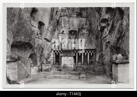 Panthéon des trois monarques dans le château de Vranov près de Malá Skála, Tchécoslovaquie, représentés dans la République tchécoslovaque éditée avant 1939. Le panthéon consacré à l'empereur François I d'Autriche, le Tsar Alexandre Ier de Russie et le roi Frédéric-guillaume III de Prusse fut organisé par le fabricant de textile local Franz Zacharias Römisch après 1813 en l'honneur de la victoire sur Napoléon à la bataille des nations à Leipzig. Le panthéon est détruit et abandonné maintenant. Avec la permission de l'Azoor Collection Carte Postale. Banque D'Images