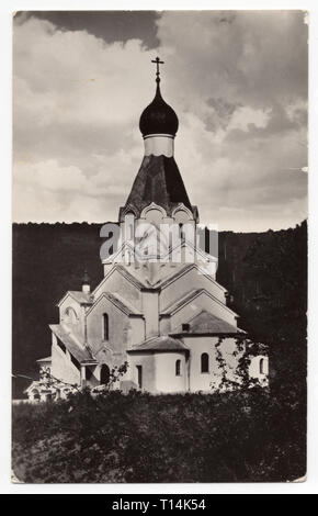 Église orthodoxe de l'Esprit Saint dans l'Medzilaborce en Tchécoslovaquie, aujourd'hui en Slovaquie, représentés dans la carte postale vintage sans date tchécoslovaque. L'église a été conçu et construit en 1947-1949 par le prêtre orthodoxe tchécoslovaque Vsevolod Kolomackij, connu plus tard sous le nom de Andrej Kolomacký, comme un mémorial aux morts de la Première Guerre mondiale. Avec la permission de l'Azoor Collection Carte Postale. Banque D'Images