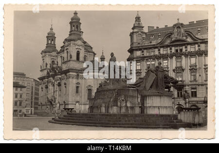 Monument à Jan Hus et l'église Saint Nicolas (Kostel svatého Mikuláše) à la place de la vieille ville (Staroměstské náměstí) à Prague, Tchécoslovaquie, représentés dans la République tchécoslovaque éditée avant 1941. Avec la permission de l'Azoor Collection Carte Postale. Banque D'Images