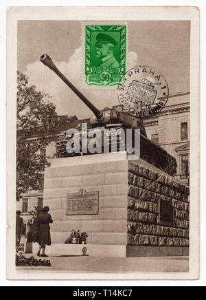 Monument à l'équipage de char soviétique (Památník sovětských tankistů) à Prague, Tchécoslovaquie, représentés dans la République tchécoslovaque éditée avant 1946. Le monument a été inauguré en juillet 1945 pour commémorer le Soviet tank T-34 numéro 24 qui est entré en Prague comme le premier au matin le 9 mai 1945. En fait un char lourd soviétique EST-2 a été installé sur le socle et le numéro a été changé à tort à 23. Le monument plus tard connu sous le nom de réservoir Rose a été supprimé en juin 1991. Avec la permission de l'Azoor Collection Carte Postale. Banque D'Images