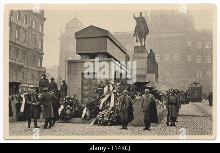 Mémorial aux soldats tombés de la Légion tchécoslovaque installé temporaire devant la statue de Saint Venceslas sur la place Venceslas (Václavské náměstí) à Prague, en Tchécoslovaquie, et dévoilé à l'occasion du premier anniversaire de l'indépendance de la Tchécoslovaquie, le 27 octobre 1919. Éditée tchécoslovaque en 1928. Avec la permission de l'Azoor Collection Carte Postale. Banque D'Images