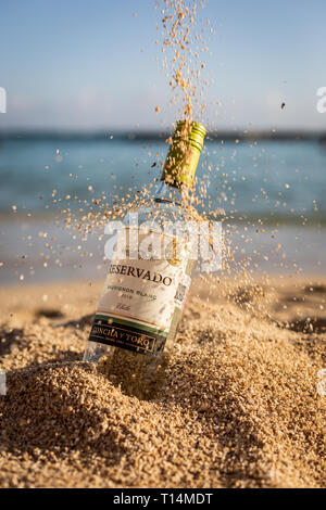 bouteille de vin sur sable Banque D'Images