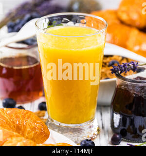 Jus d'orange. Petit-déjeuner continental avec croissants, céréales et fruits. Mise au point sélective. Banque D'Images