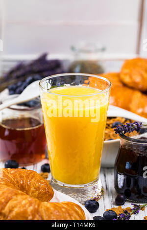 Jus d'orange. Petit-déjeuner continental avec croissants, céréales et fruits. Mise au point sélective. Banque D'Images
