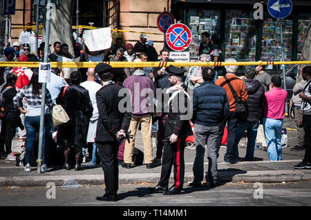 Rome, Italie. Mar 23, 2019. Garnison de Porta Pia en face du ministère de l'Infrastructure et des transports, appelé par le mouvement pour le droit de vivre, la garnison s'installe ensuite à Piazza della Repubblica, dans le sens de la concentration de la grande marche pour le climat et l'encontre des grands travaux inutiles. Credit : Andrea Ronchini/Pacific Press/Alamy Live News Banque D'Images