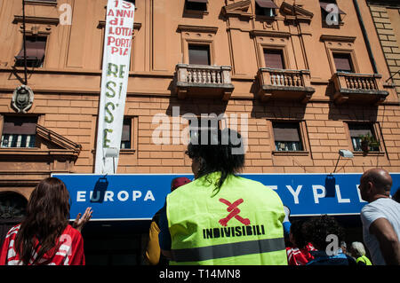 Rome, Italie. Mar 23, 2019. Garnison de Porta Pia en face du ministère de l'Infrastructure et des transports, appelé par le mouvement pour le droit de vivre, la garnison s'installe ensuite à Piazza della Repubblica, dans le sens de la concentration de la grande marche pour le climat et l'encontre des grands travaux inutiles. Credit : Andrea Ronchini/Pacific Press/Alamy Live News Banque D'Images