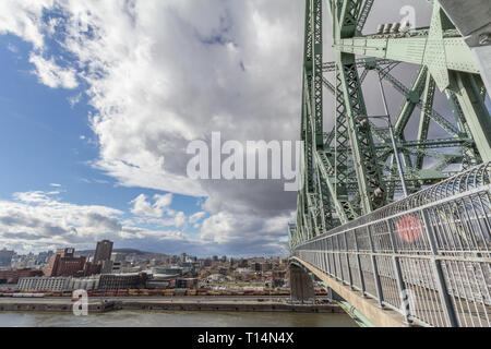 Montréal, Canada - le 8 novembre 2018 : Jacques Cartier Bridge avec la brasserie Molson en arrière-plan. C'est un pont en acier métallique et un repère de montre Banque D'Images