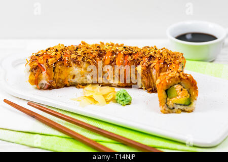 New York Crunch Sushi Roll. Mise au point sélective. Banque D'Images