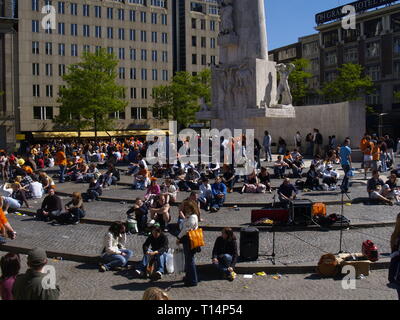 Koninginnedag (deutsch) Königinnentag Bewässertes Land in den Niederlanden ist, der jährlich am 30. Avril gefeiert wird. Un diesem Tag feiern die Nied Banque D'Images