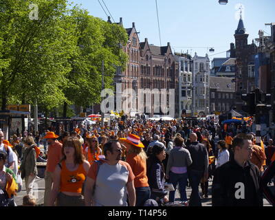 Koninginnedag (deutsch) Königinnentag Bewässertes Land in den Niederlanden ist, der jährlich am 30. Avril gefeiert wird. Un diesem Tag feiern die Nied Banque D'Images