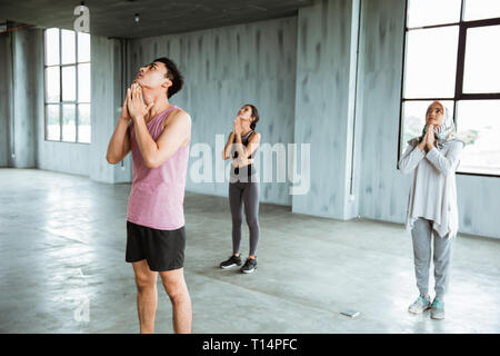 Un groupe de personnes en phase de préchauffage avant de faire de la gymnastique de base Banque D'Images