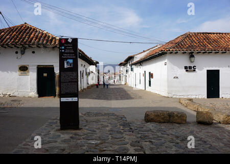 Vue vers le bas une rue pavée de la place principale de Villa de Leyva, Colombie Banque D'Images