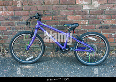 Une petite grenouille mauve enfants vélo. Banque D'Images