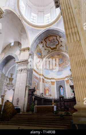 L'allée principale et la coupole de la cathédrale Sant'Agata à Catane, Sicile, Italie. Banque D'Images