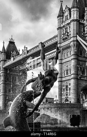 Jeune fille à la fontaine du Dauphin, Tower Hill, Londres, Angleterre Banque D'Images