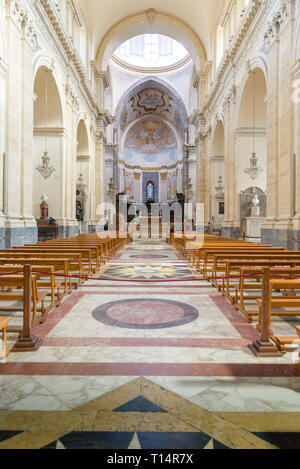 L'allée principale et la coupole de la cathédrale Sant'Agata à Catane, Sicile, Italie. Banque D'Images