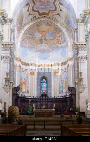 L'allée principale et la coupole de la cathédrale Sant'Agata à Catane, Sicile, Italie. Banque D'Images