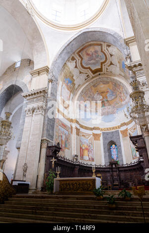 L'allée principale et la coupole de la cathédrale Sant'Agata à Catane, Sicile, Italie. Banque D'Images