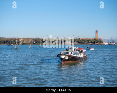 Bus de l'eau, ou de vaporetto n° 200, et à l'approche de Burano Torcello Banque D'Images