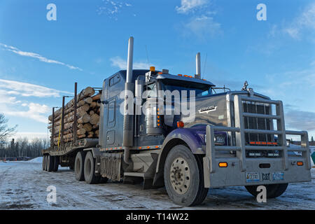 WHITEHORSE, YUKON, CANADA, 10 mars 2019 : énorme camion à l'une des rares station essence sur la route du Klondike entre Whitehorse et Dawson City. Banque D'Images
