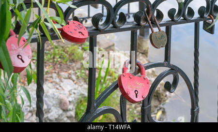 Beaucoup d'amour des cadenas sur le pont. Banque D'Images