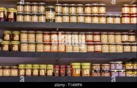 Helsinki, Finlande - le 19 mars 2019 : divers petits pots de verre avec des aliments dans la Halle Banque D'Images