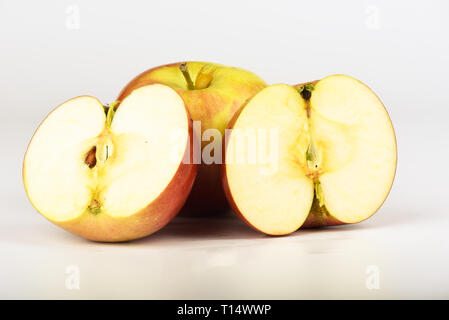 Ensemble de saveurs de pomme et deux moitiés de apple isolés. Banque D'Images