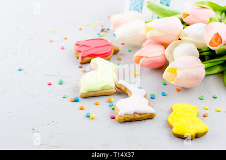 Arrière-plan de Pâques avec des oeufs de gingerbread cookies Banque D'Images