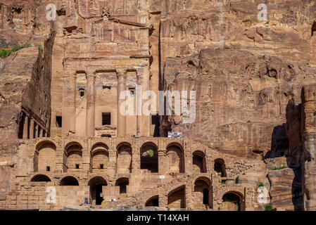Vue sur la façade des tombeaux royaux à Petra, Jordanie Banque D'Images