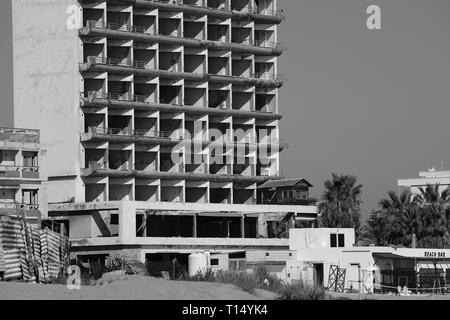 Famagouste (secteur) est un ville chypriote abandonnée de Famagouste. Avant l'invasion turque de 1974 de Chypre, c'est le moderne quartier touristique de la ville. Banque D'Images