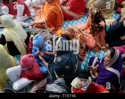 Famille vue sur un temple sikh pendant la célébration de Baisakhi Banque D'Images