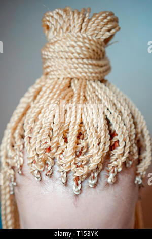 Des tresses torsadées sénégalais, traversent la tresse africaine, de nombreuses tresses de cheveux est enlevé dans les cheveux, la texture de l'tresses Banque D'Images