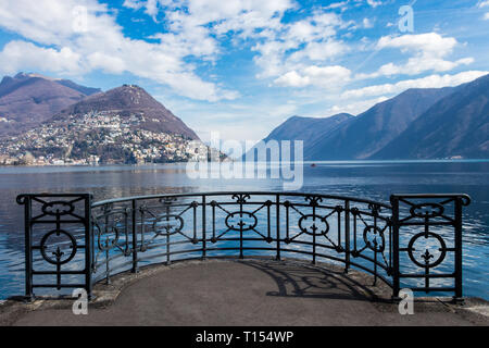 Clôture noir en perspective sur les rives du lac de Lugano, Tessin canton de Suisse Banque D'Images