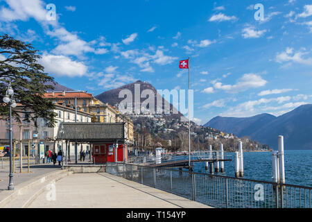 Lugano, Suisse - 10 mars 2019 : une petite jetée à Lugano avec le drapeau national de la Suisse Banque D'Images