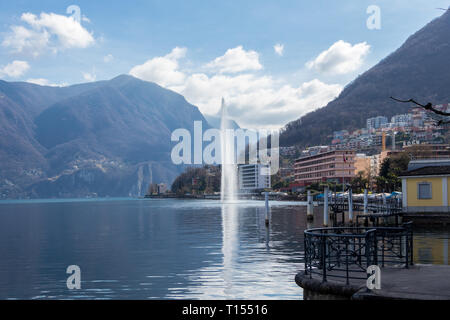 Lugano, Suisse - 10 mars 2019 : une vue sur le centre de Lugano avec Lake et de la fontaine Banque D'Images