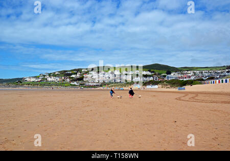 Deux dames marcher les chiens sur la plage de Woolacombe, Woolacombe Bay, Devon, UK Banque D'Images