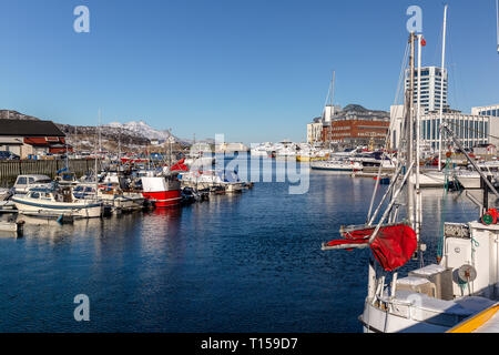 La ville portuaire de Bodo en Norvège, montrant de nombreux petits bateaux ancrés dans le port. Banque D'Images