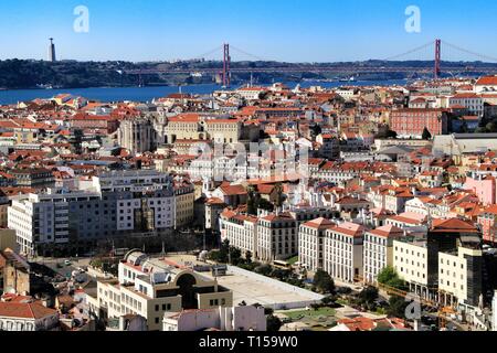 Lisbonne, Portugal- le 20 mars 2019 : Belle vue sur Lisbonne et le Tage et pont 25 de Abril en arrière-plan. Le Portugal dans une journée ensoleillée de l'al. Banque D'Images