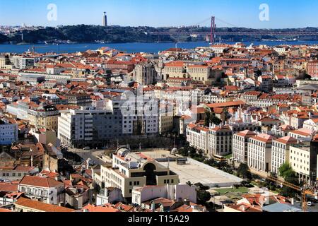 Lisbonne, Portugal- le 20 mars 2019 : Belle vue sur Lisbonne et le Tage et pont 25 de Abril en arrière-plan. Le Portugal dans une journée ensoleillée de l'al. Banque D'Images