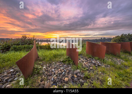 Les objets en métal agita paysage avec lac et coucher du soleil à Piccardthofplas ville Groningen, Pays-Bas Banque D'Images