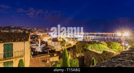 France, Provence-Alpes-Côte d'Azur, Cannes, vue de marina dans la soirée Banque D'Images