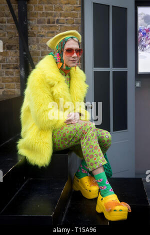 Londres, Royaume-Uni - 22 Février 2019 : Couleur à pied est un cadre informel de rassembler des gens créatifs s'habiller ou habiller pour inspirer et être inspiré. Jeune homme Banque D'Images