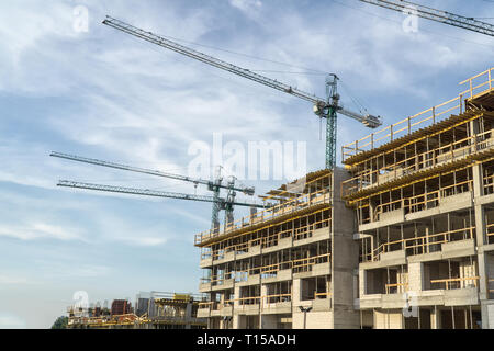 Le site de construction. La construction du nouvel immeuble résidentiel. Les grues de construction. Banque D'Images