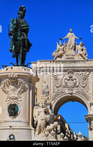 Lisbonne, Portugal- le 20 mars 2019 : Belle Arco da Rua Augusta et Roi Joseph statue à la place du commerce par la rive du Tage dans une région ensoleillée d Banque D'Images