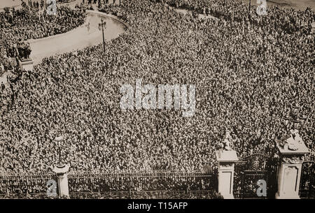 L'énorme foule, estimée à 250 000 à l'extérieur de Buckingham Palace, sur la soirée de la fête du Jubilé, en mai 1935 du roi George V et la reine Mary. Banque D'Images