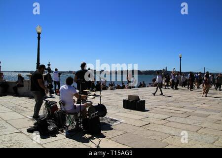 Lisbonne, Portugal- le 20 mars 2019 : des musiciens jouer de la musique rock sur les rives du Tage à Lisbonne Banque D'Images