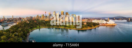 Lever tôt le matin panorama de la ville de Sydney CBD landmarks sur les rives du port de Sydney avec la réflexion dans des eaux tranquilles et hautes tours contre s Banque D'Images